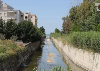 Skandaloze, në Durrës kanalet e ujërave të zeza derdhen në det