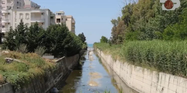 Skandaloze, në Durrës kanalet e ujërave të zeza derdhen në det
