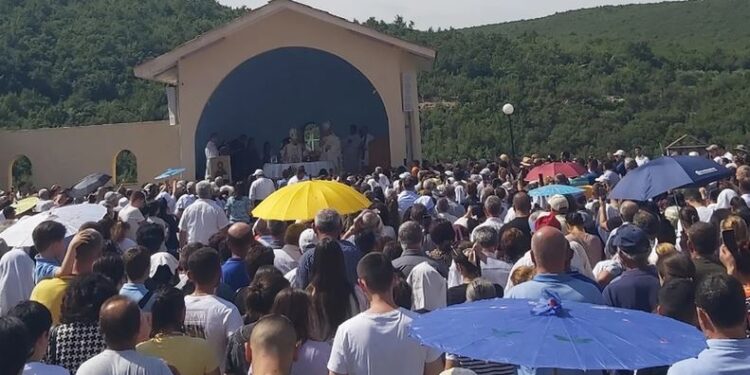 Besimtarët katolikë pelegrinazh në Kishën e Laçit, kaos në qarkullimin e automjeteve