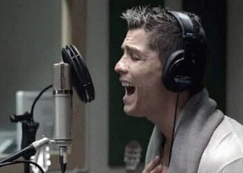 Cristiano Ronaldo habit fansat, zbulohet videoja ku këndon këngë dashurie