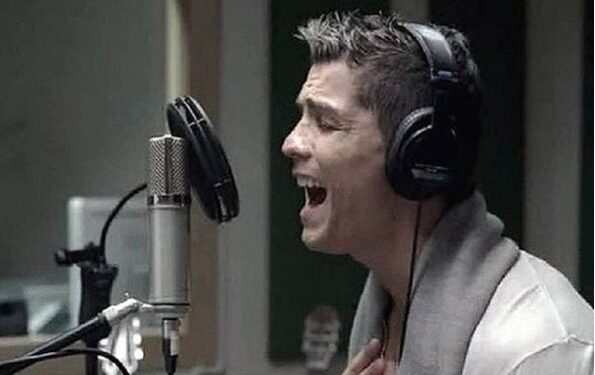 Cristiano Ronaldo habit fansat, zbulohet videoja ku këndon këngë dashurie
