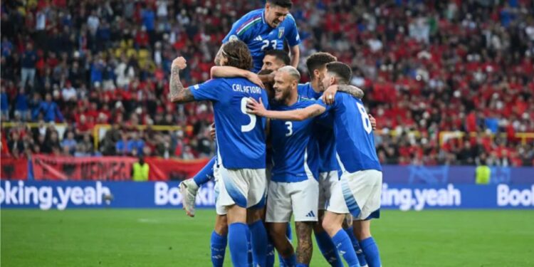 Luftuan fortë në fushë, por mbyllet 2 me 1 ndeshja me Italinë