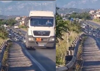 Temperaturat e larta “çojnë” qytetarët në plazh, trafik kilometrik në autostradën Tiranë-Durrës