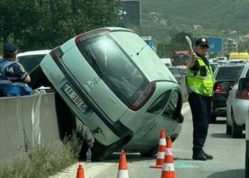 Aksident në dalje të Tiranës/ Makina përfundon mbi trafikndarëse