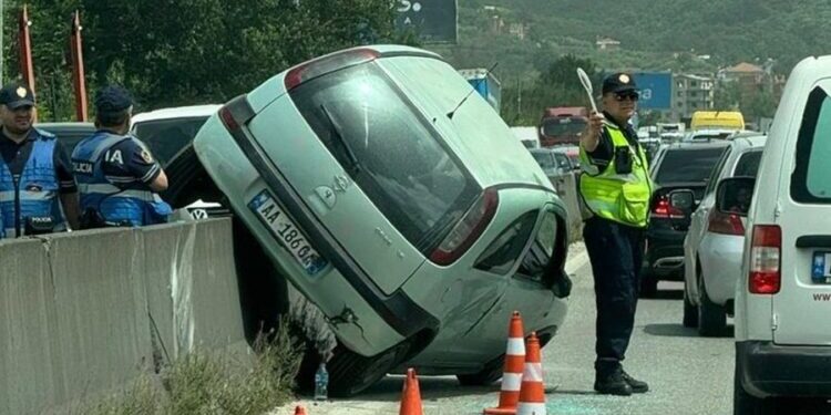 Aksident në dalje të Tiranës/ Makina përfundon mbi trafikndarëse