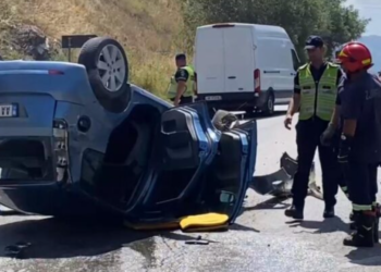 Aksident në Pogradec-Korçë, makina përmbyset në rrugë