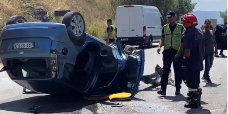 Aksident në Pogradec-Korçë, makina përmbyset në rrugë