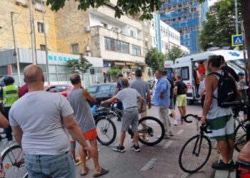 I shtrirë në tokë dhe i gjakosur, motori përplaset me BMW në rrugën “Barrikada” (FOTO)