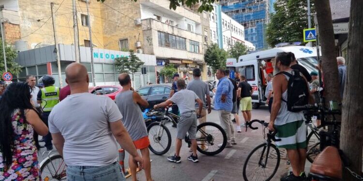 I shtrirë në tokë dhe i gjakosur, motori përplaset me BMW në rrugën “Barrikada” (FOTO)