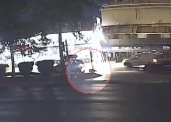 VIDEO/ Çnjerëzore në Athinë! 17-vjeçarja përplaset nga dy makina njëra pas tjetrës në mes të qytetit, por askush s’ndalon ta ndihmojë, as kalimtarët