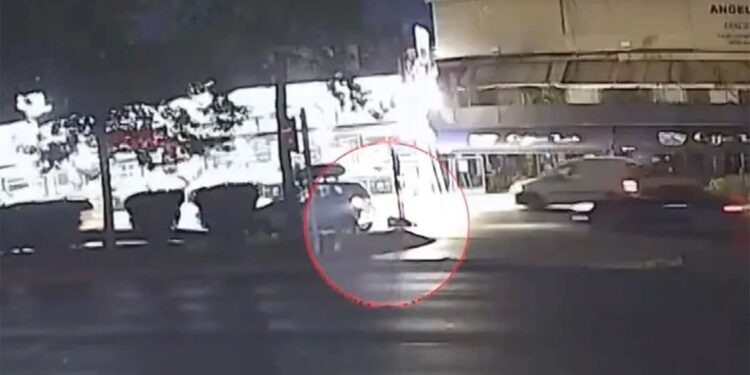 VIDEO/ Çnjerëzore në Athinë! 17-vjeçarja përplaset nga dy makina njëra pas tjetrës në mes të qytetit, por askush s’ndalon ta ndihmojë, as kalimtarët