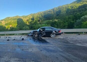 Aksident në Rrugën e Arbrit, makinat përplasen ‘kokë më kokë’, dy të plagosur