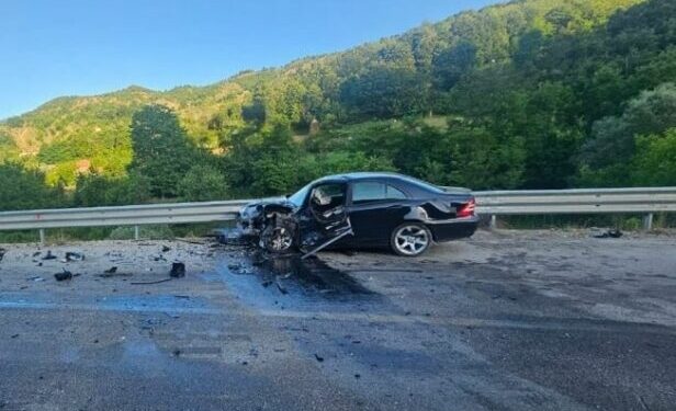 Aksident në Rrugën e Arbrit, makinat përplasen ‘kokë më kokë’, dy të plagosur