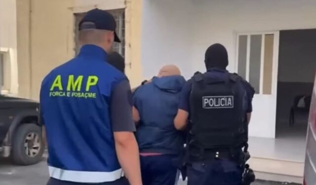 Arrestohet oficeri i krimeve në Tiranë, merrte ryshfet për hetimet. Paratë në makinë dhe agjenti i infiltruar