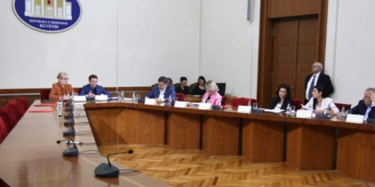 Konstituohet “Dezinformimi”/ Opozita bojkoton, shqetësime për lirinë e medias