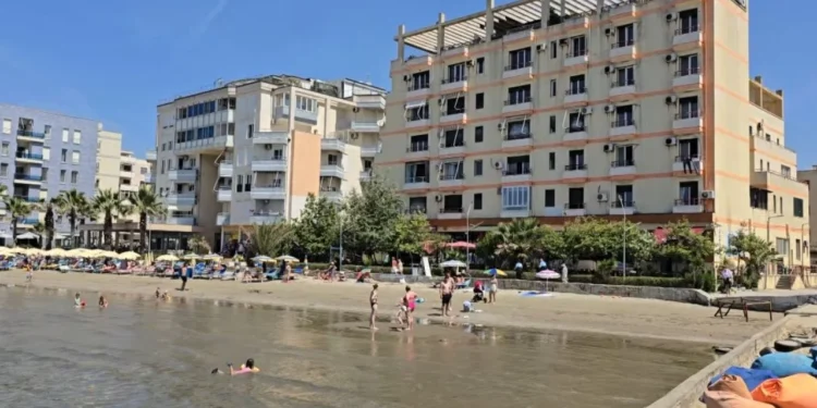 Fluksi i turistëve shton kërkesat për punë, bizneset në Durrës sytë te filipinasit