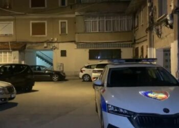 U gjend i plagosur pranë hotelit të tij, zbardhet ngjarja në Himarë: Biznesmeni i dehur ra nga…