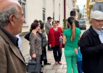 Rritje të qirave të banesave sociale, familjet dalin në protestë para bashkisë Korçë