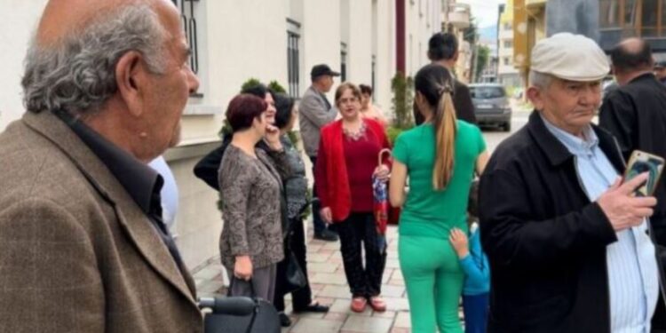 Rritje të qirave të banesave sociale, familjet dalin në protestë para bashkisë Korçë