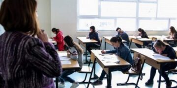 “Nxënësit shqiptarë të fundit në botë për kreativitet”/ Qëndresa Qytetare: Të dorëhiqet elita drejtuese e MAS