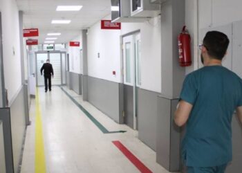 “Si t’ia bëj, jam në hall”/ I afërmi i pacientes me kancer kërkon ‘zgjidhje’ nga infermieri i Onkologjikut (Përgjimet)