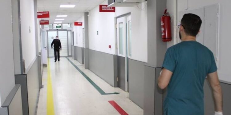 “Si t’ia bëj, jam në hall”/ I afërmi i pacientes me kancer kërkon ‘zgjidhje’ nga infermieri i Onkologjikut (Përgjimet)