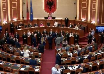 Tensione brenda dhe jashtë Kuvendit/ Nikolla përjashton Nokën: Mos më kërcëno!