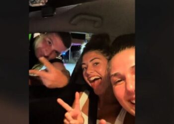 Bëri selfie me turistet gjermane dhe u kërkoi Instagramin, pezullohet polici në Lezhë (Video)