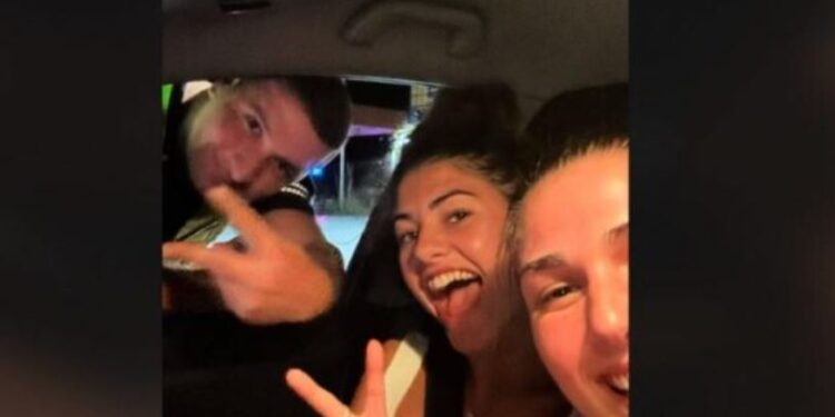Bëri selfie me turistet gjermane dhe u kërkoi Instagramin, pezullohet polici në Lezhë (Video)
