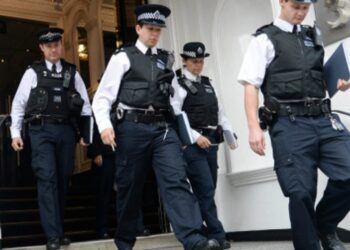 Publikohet video e një gardianeje angleze që kryen marrëdhënie seksuale me një të burgosur! Shkoku i qelisë i filmon dhe…