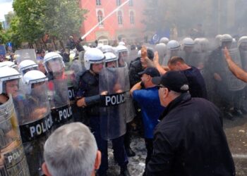 Çfarë ndodhi në protestën e 12-të para Bashkisë së Tiranës (Video-Foto)
