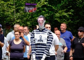 Nis protesta para bashkisë së Tiranës, qytetarët vendosin Veliajn “e burgosur” brenda koshit të mbeturinave