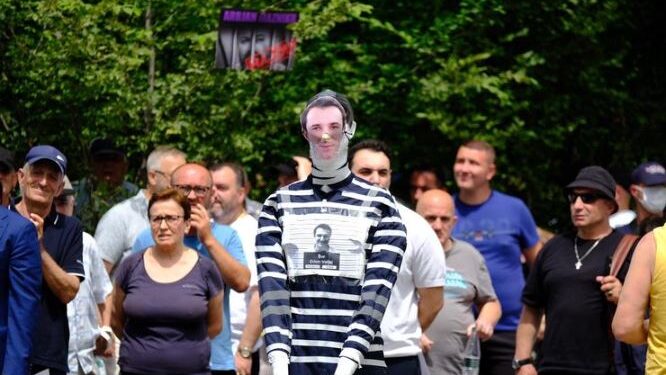 Nis protesta para bashkisë së Tiranës, qytetarët vendosin Veliajn “e burgosur” brenda koshit të mbeturinave