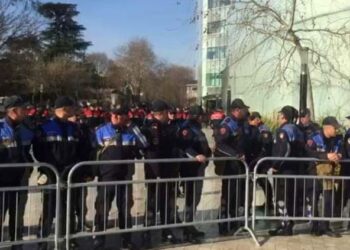 Sot opozita protestë para Kuvendit, policia me plan masash, disa rrugë të bllokuara