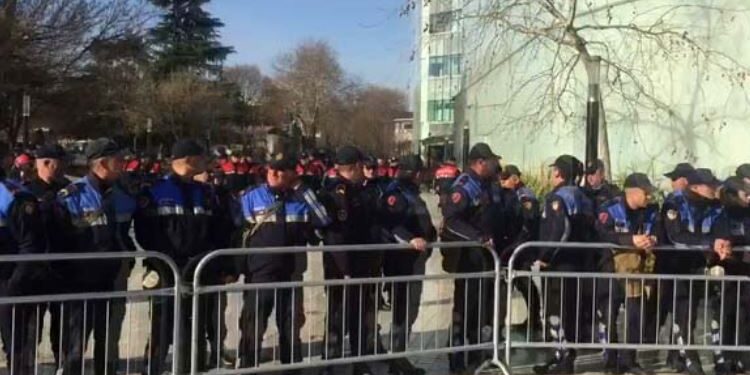 Sot opozita protestë para Kuvendit, policia me plan masash, disa rrugë të bllokuara