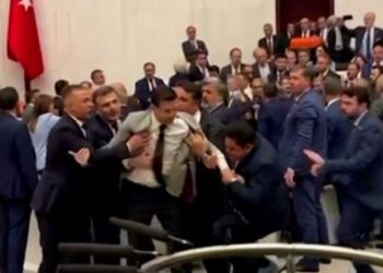 Sherr me grushta në parlamentin Turk