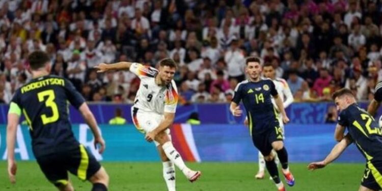 Tifozi i pafat/ Nuk mundi të shihte ndeshjen hapëse të Europianit pasi sulmuesi gjerman i theu dorën