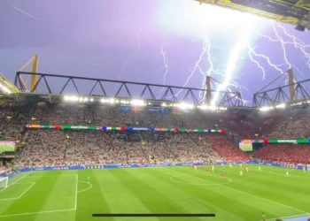 VIDEO/ Pamje të frikshme, shikoni momentin kur rrufetë godasin Dortmundin