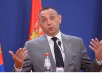 Vulin apel serbëve: Mos shkoni me pushime në Shqipëri