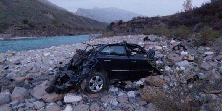 Aksident në aksin Shushicë-Fushë Buall, mjeti bie në humnerë