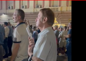 Ish-deputeti demokrat shijonte protestën me freskuese në dorë (VIDEO)