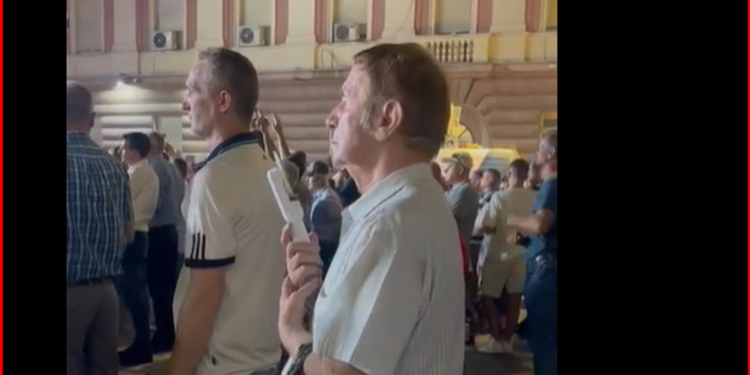 Ish-deputeti demokrat shijonte protestën me freskuese në dorë (VIDEO)