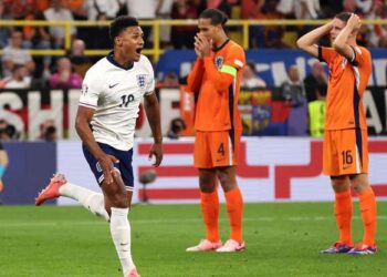 Anglia kalon në finale, Watkins shënon në momentet e fundit