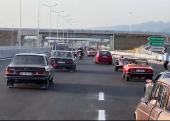 Radhë kilometrike në autostradën e re Thumanë-Kashar, hiqet përkohësisht pagesa