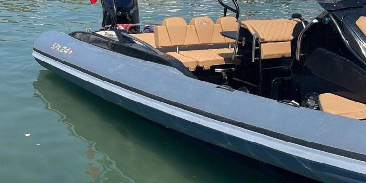 E rëndë në Karaburun, skafi përplas pushuesin në det