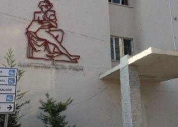 Nga Fieri për të lindur në Tiranë/ Gratë braktisin maternitetin: 2 tualete në gjithë katin