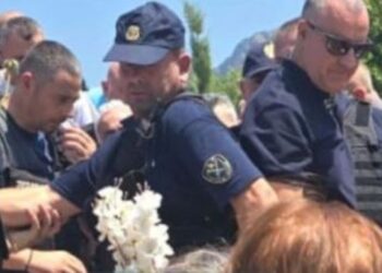 ‘Blindohen’ varrezat/ Pamjet e Dritan Dajtit gjatë përcjelljes së nënës së tij për në banesën e fundit