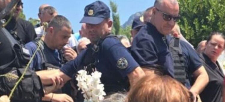 ‘Blindohen’ varrezat/ Pamjet e Dritan Dajtit gjatë përcjelljes së nënës së tij për në banesën e fundit