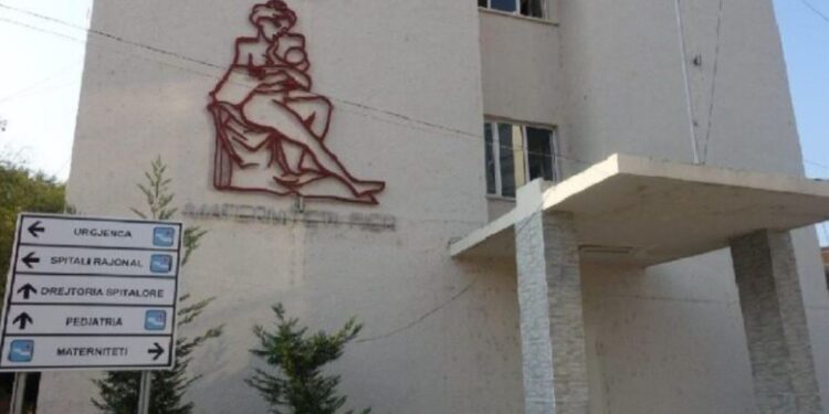Nga Fieri për të lindur në Tiranë/ Gratë braktisin maternitetin: 2 tualete në gjithë katin