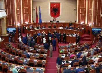 Plas keq në Kuvend/ Deputetët e PD bllokojnë foltoren, Nikolla ndërpret seancën